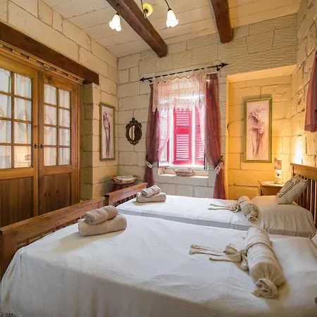 3 Bedroom With Private Pool * Għajn Melel