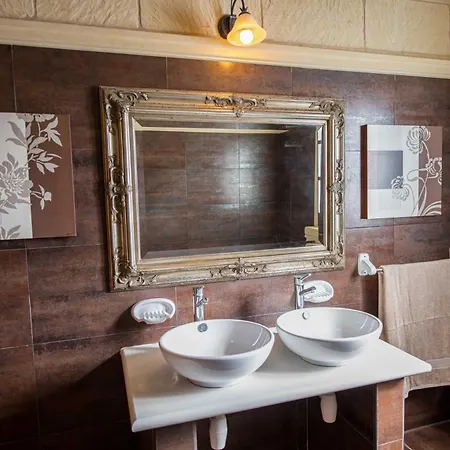 3 Bedroom With Private Pool Сasa de vacaciones Ghajn Melel