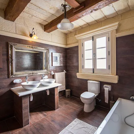 3 Bedroom With Private Pool Case de vacanță Ghajn Melel